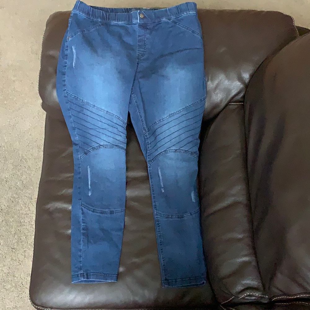 Distressed stretch jeans